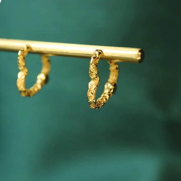 Fiery Love - Heart Shape Hoop Earrings - Picture 5 of 6